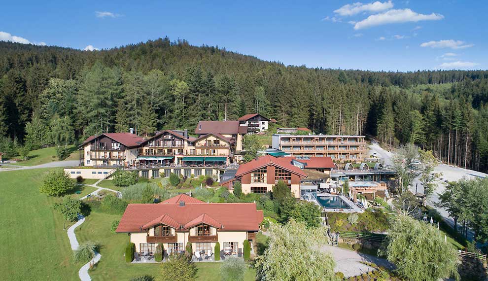 Das Holzhotel in Bayern. Hotel Riedlberg mit Gartenanlage und Pools